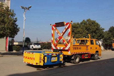 江鈴藍(lán)牌防撞緩沖車 守護(hù)西藏高速公路安全的重要防線